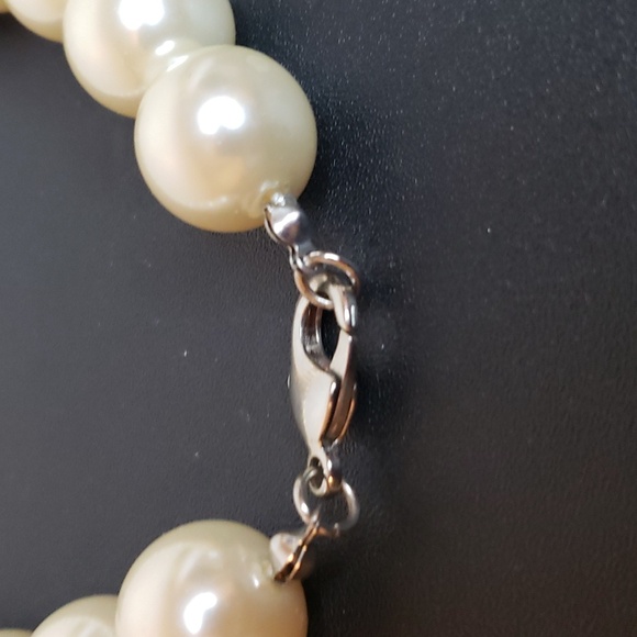 Faux Pearl Necklace *EUC* - Picture 3 of 3